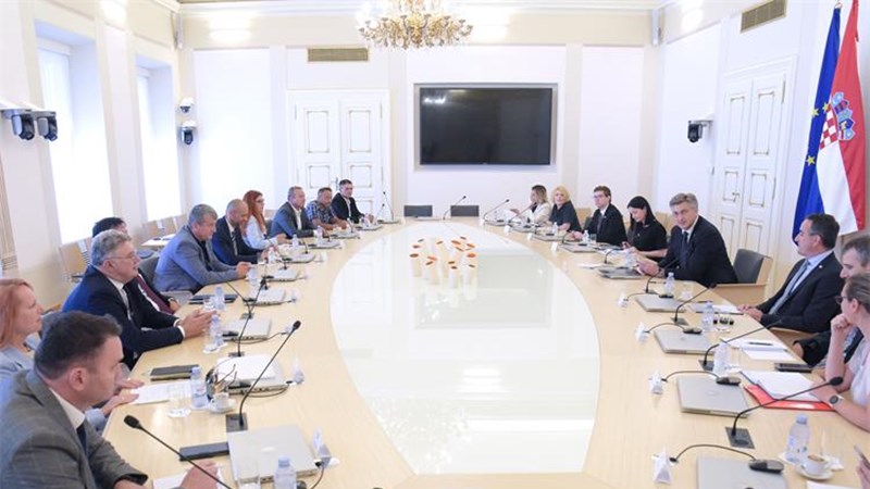 PM, reps of aquaculture and fisheries businesses discuss developments on market